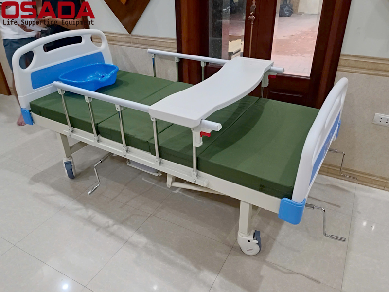 Giường Bệnh Có 3 Tay Quay Có Bô OSADA SD-33C