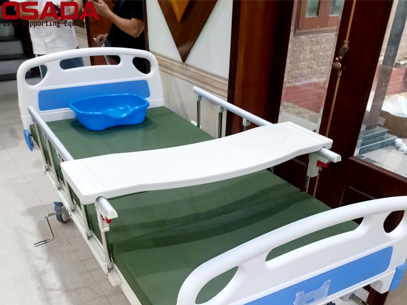 Giường Bệnh Có 3 Tay Quay Có Bô OSADA SD-33C